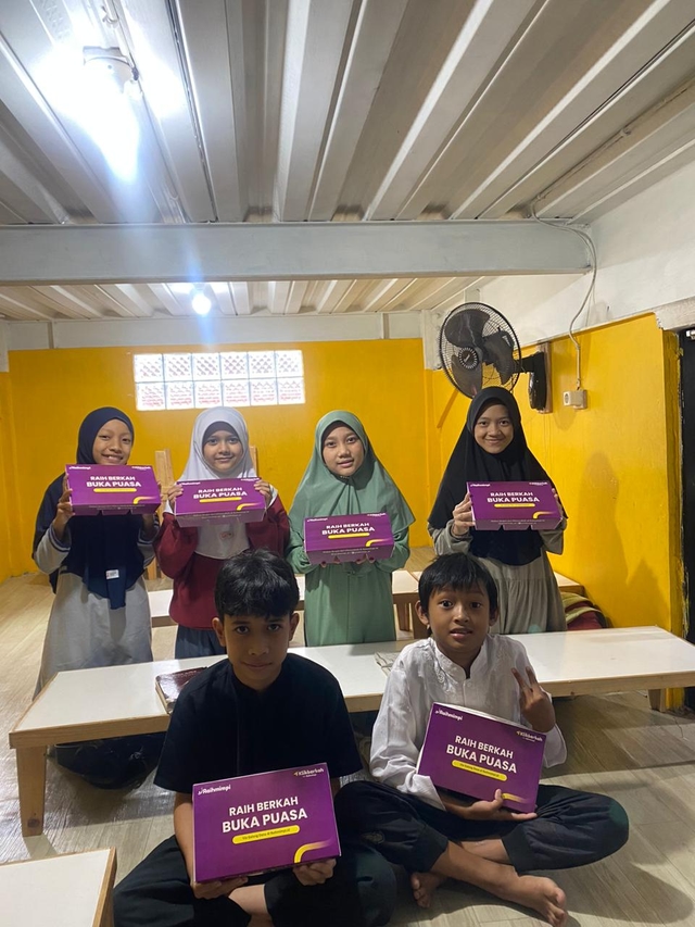 berbagi-kebahagiaan-lansia-dhuafa-dengan-makanan-layak