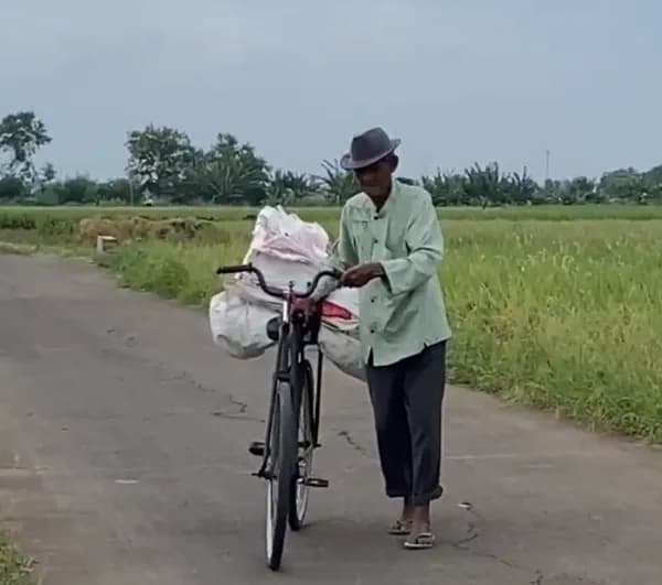 Kayuhan Sepeda Tua Abah Wandi Demi Bertahan Hidup di Usia Senja