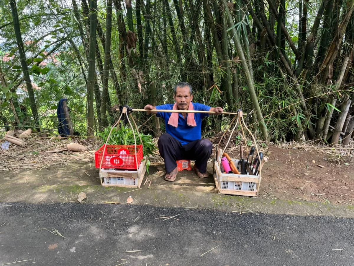 Kedua Tangan di amputasi Ayah ini tak nyerah mencari Nafkah