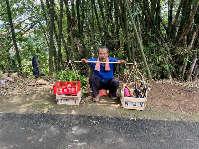 Kedua Tangan di amputasi Ayah ini tak nyerah mencari Nafkah
