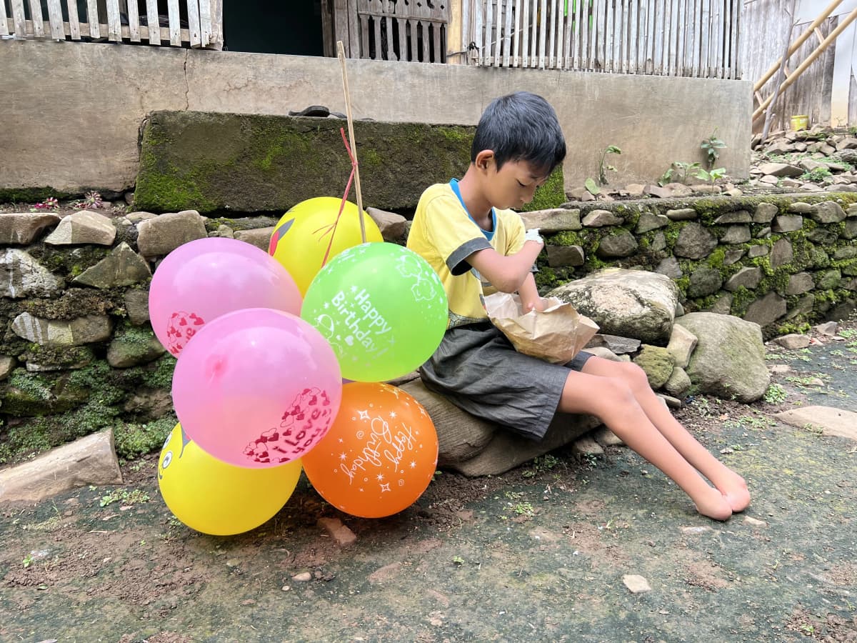 Bocah 13thn Jual Balon Tanpa Tangan Dan Kaki