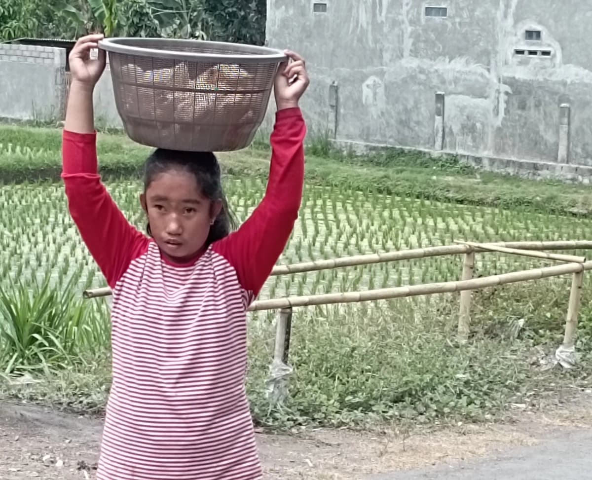 Dibully karena Hidrosefalus, Sopiana Tetap Jualan Demi Ibunya