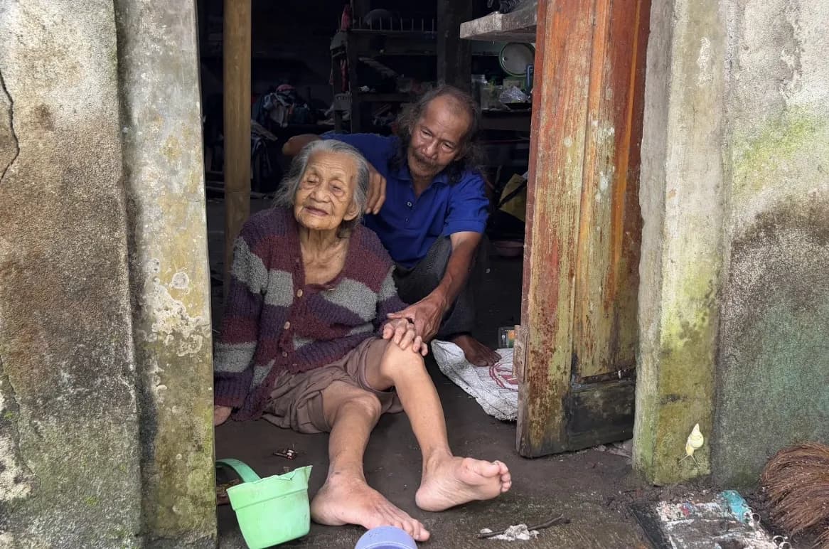 Foto campaign Bantu Pak Robert Rawat Ibu Renta Lumpuh