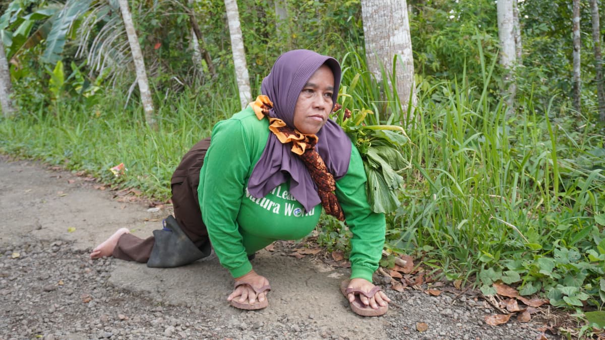 Foto campaign Meski Tak Bisa Berdiri Tapi Bu Ela Tetap Melangkah
