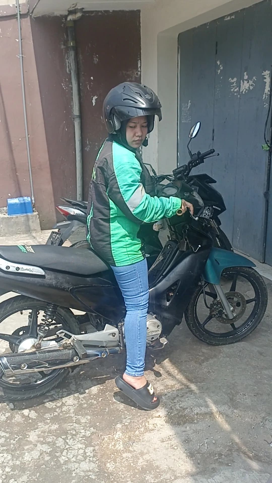 Foto campaign Demi Dua Anak Disabilitas Ibu Ojol Terus Berjuang