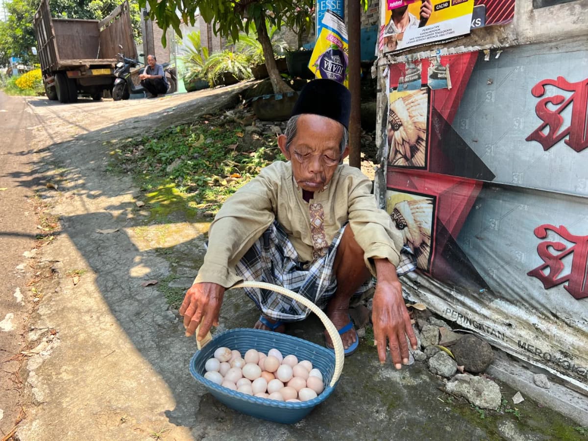 Foto campaign Pontang-Panting Mbah Samak Jualan Demi Bisa Makan
