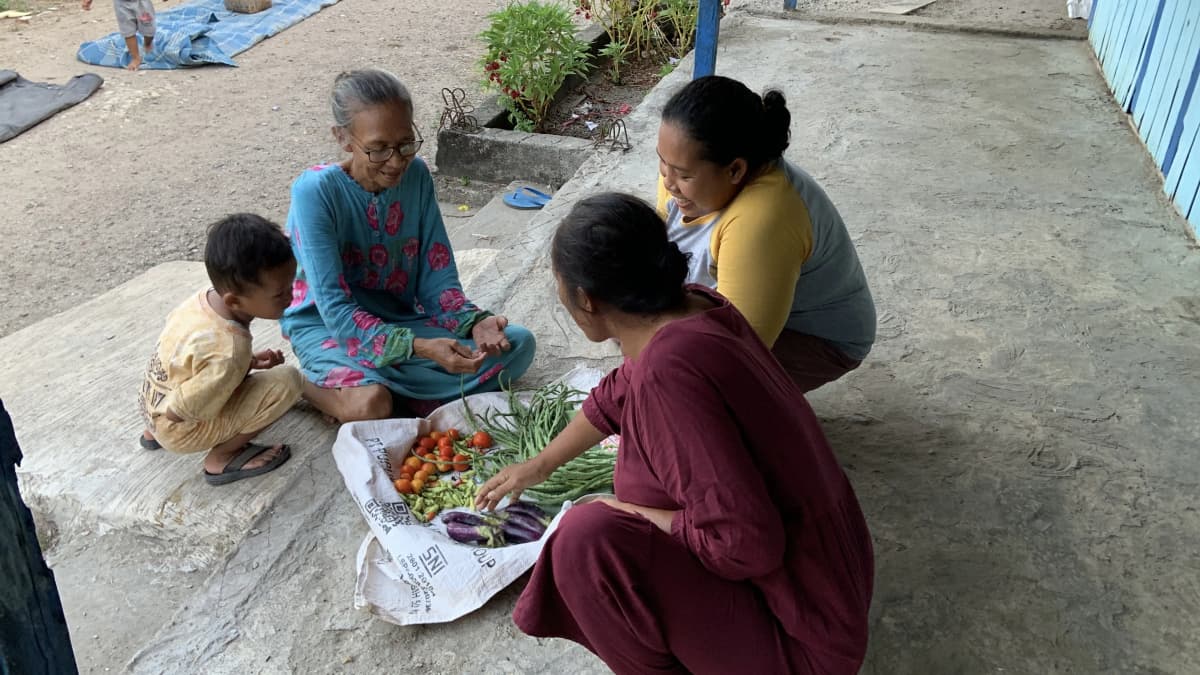Foto campaign si mbah 73 th kehilangan anak dan harus rawat cucunya