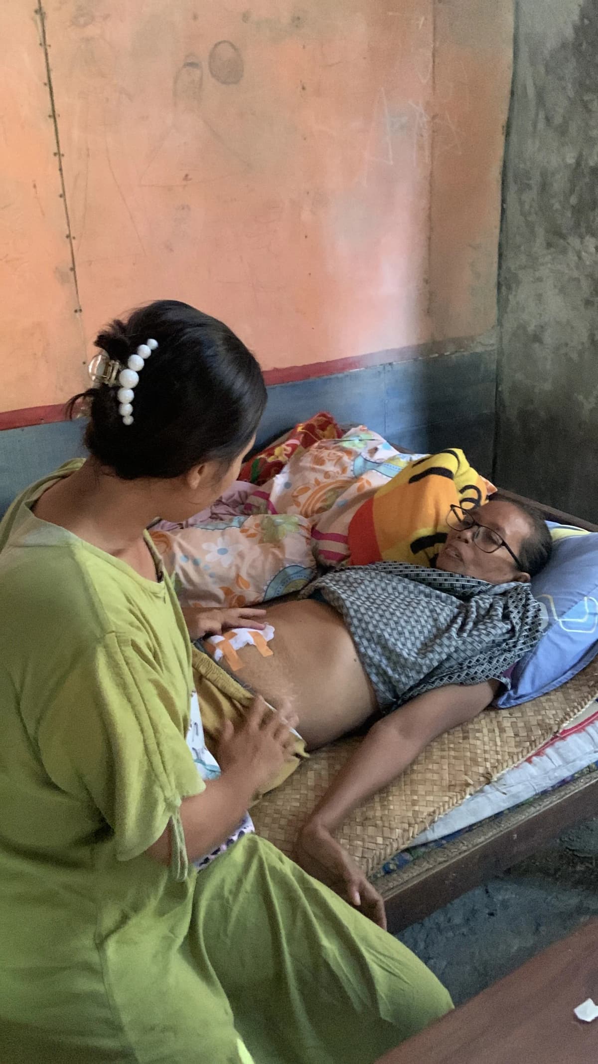 Foto campaign urgent sering kambuh dan kesakitan butuh berobat segera