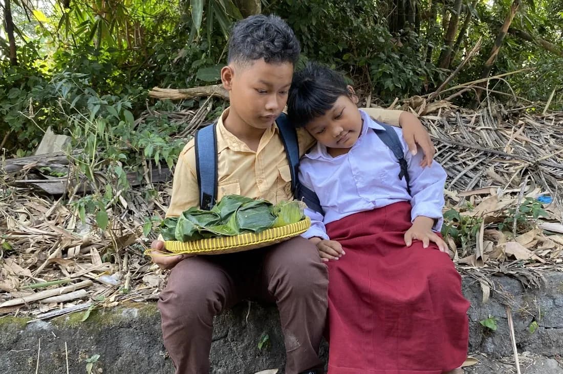 Foto campaign Bantu Kakak Adik Rawat Ayah Lumpuh