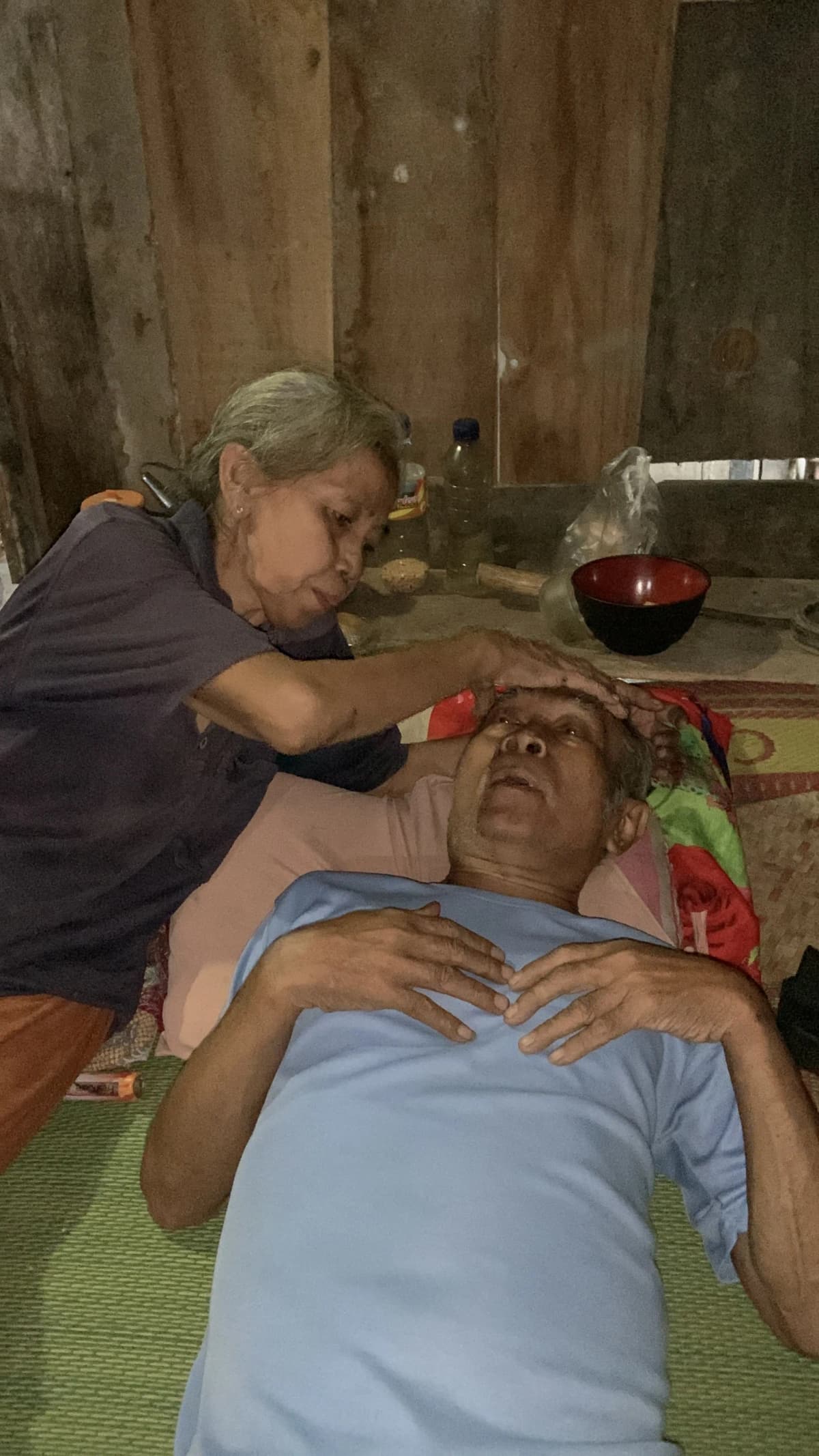 Foto campaign tua renta dan fisik bungkuk mbah mar rawat suami sakit seorang diri