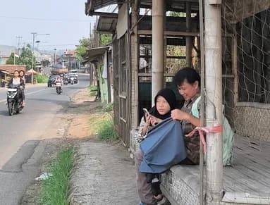 Kasih Sang Ayah Menopang Putri Pengidap Penyakit Tulang Langka