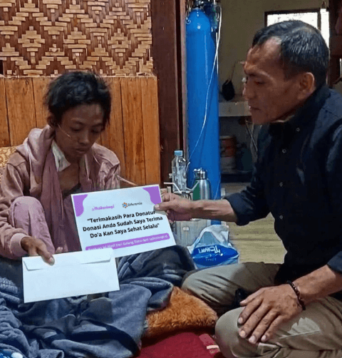 tak-mau-menyerah-siti-berjualan-di-kursi-roda-demi-cuci-darah