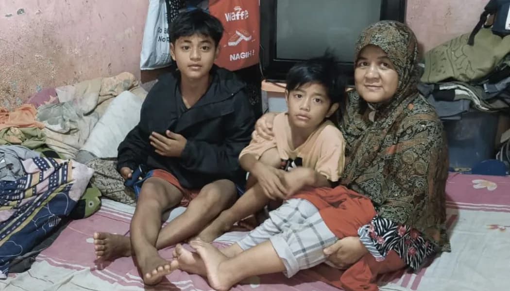 Foto campaign Tangis Keluarga Kaki Bengkok di Rumah Bocor Butuh Uluran Anda