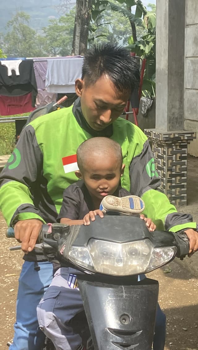 Perjuangan Ayah Ojol Demi Kesembuhan Dek Erwin
