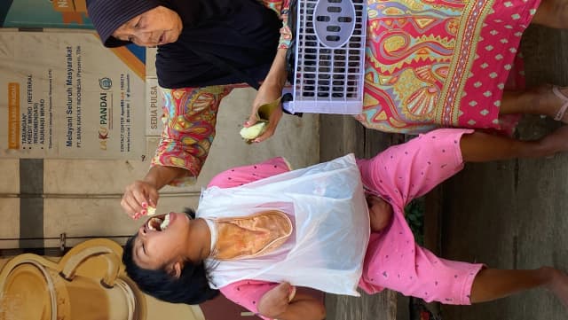 Bantu Nenek Penjual Kain Lap Rawat Cucu Lumpuh