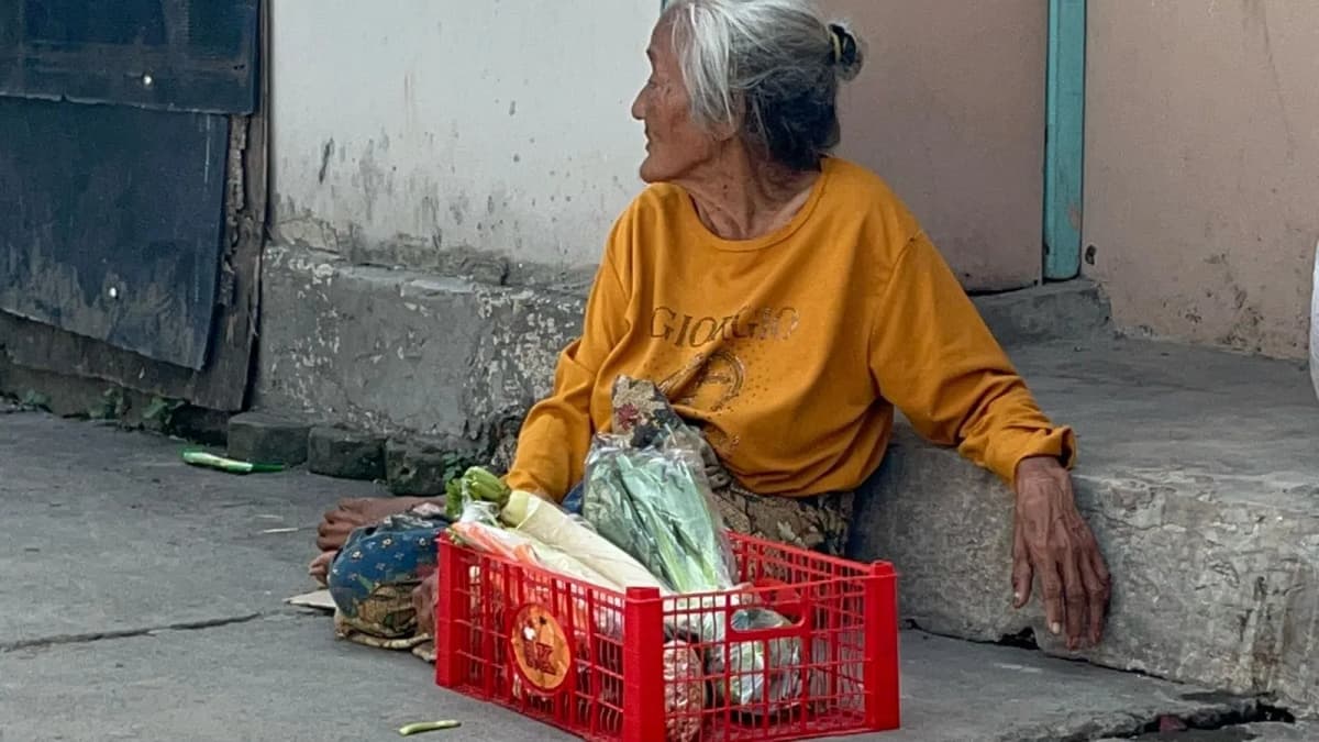 Foto campaign Tak Mampu Berjalan Nenek Ini Tetap Berjulan Sayur