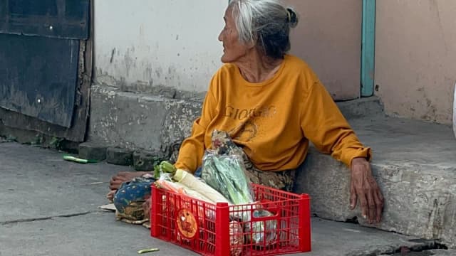 Tak Mampu Berjalan Nenek Ini Tetap Berjulan Sayur