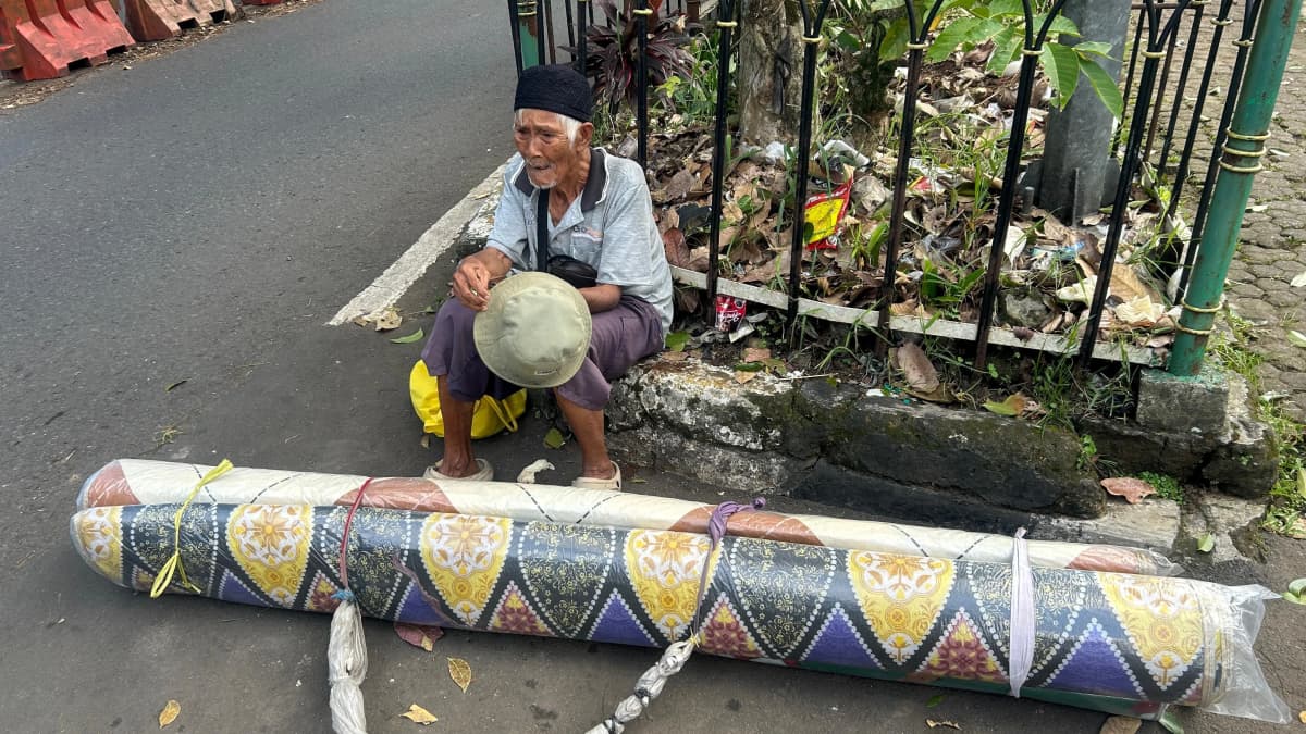 Foto campaign Bantu Juang Abah Udin Berjualan Karpet di Usia 82 Tahun