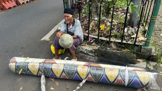 Bantu Juang Abah Udin Berjualan Karpet di Usia 82 Tahun