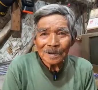 Penghasilan Sedikit Abah Ujang Tetap Berjuang demi Istri