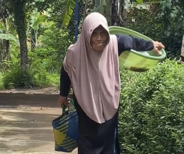 Badan Sudah Bungkuk, Emak Kasti Tetap Berjualan Demi Menyambung Hidup