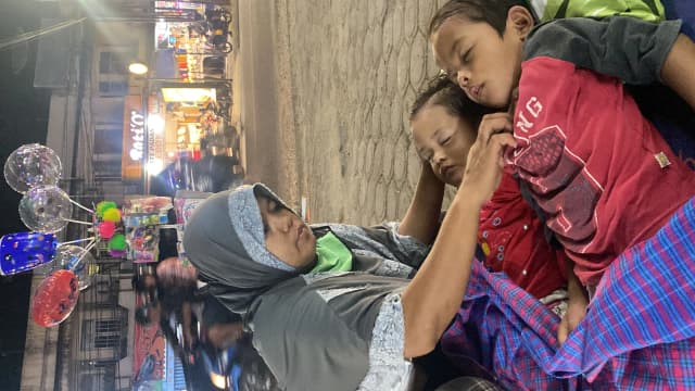 Ibu Mulung dan Jual Balon Anak Tidur di Emperan