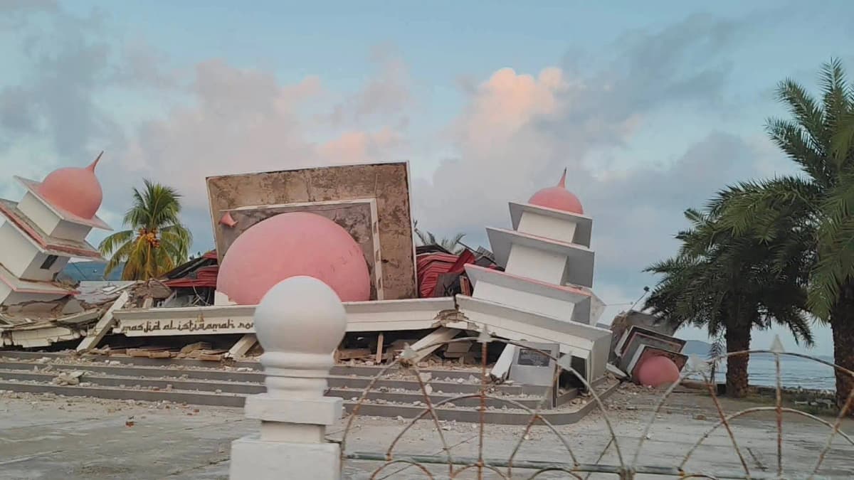 Foto campaign MARI BERSAMA BANTU SAUDARA KORBAN GEMPA FLORES