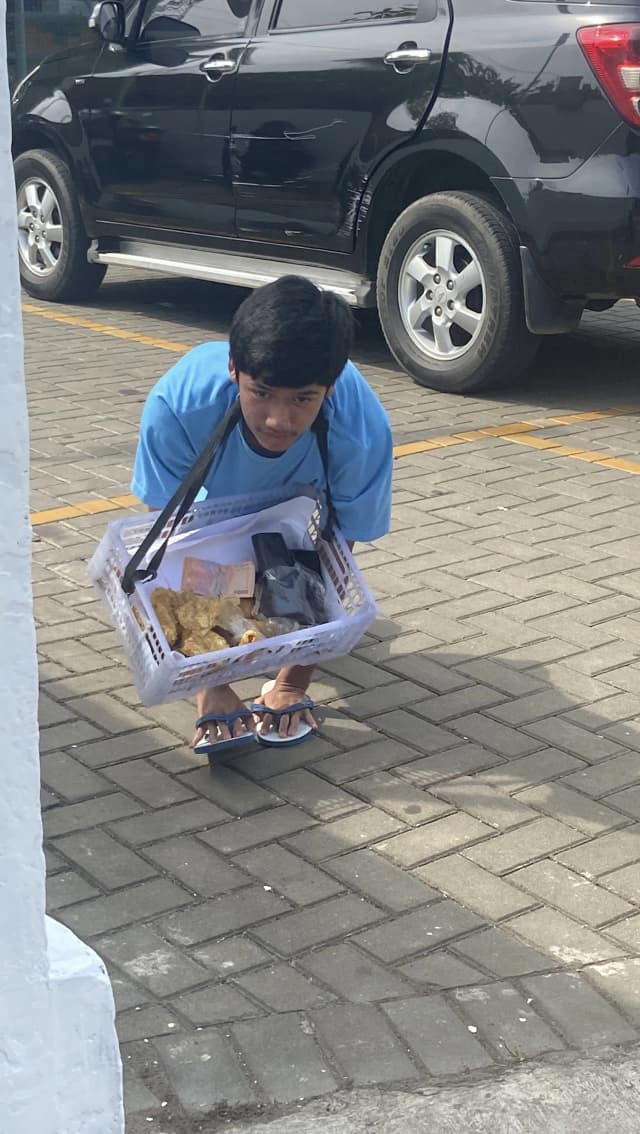 Terduduk Tanpa Kaki Aji Berjuang Jualan Demi Kaki Palsu