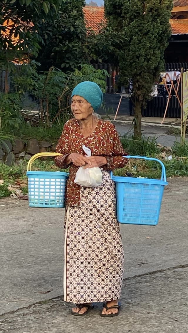 Menahan Lapar Dan Nyeri Kaki Nenek Onih Tetap Keliling