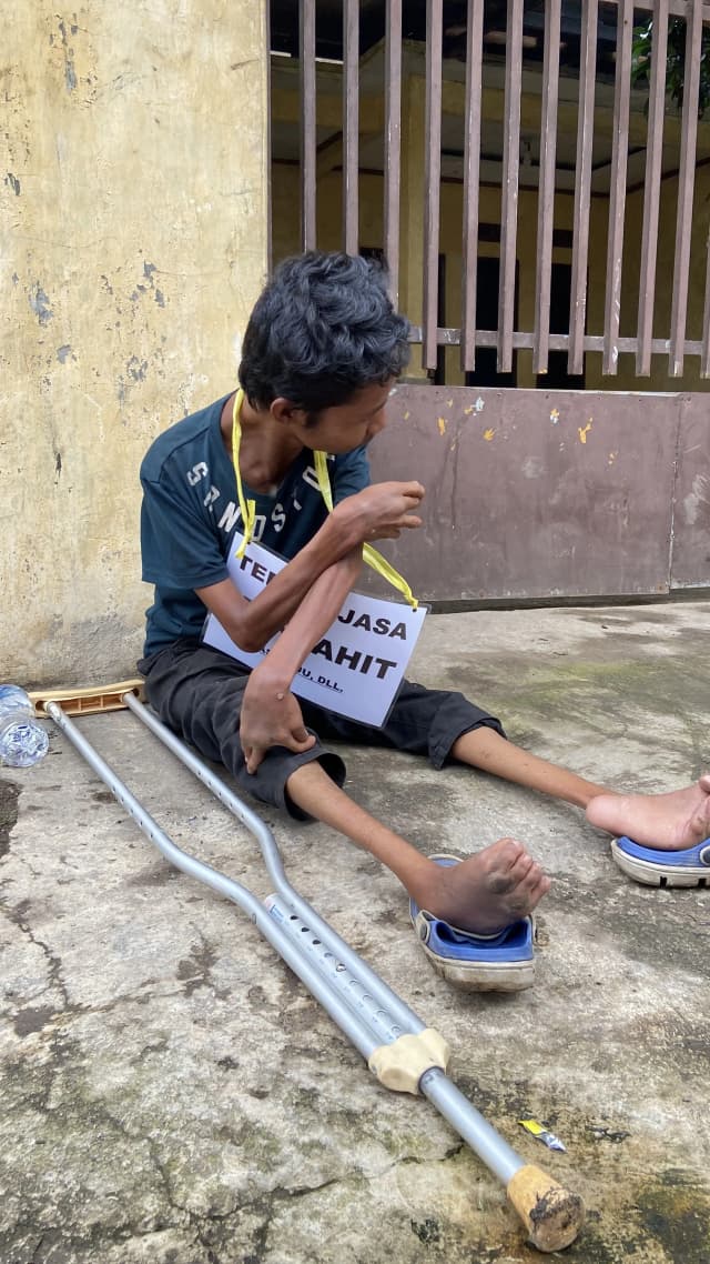 Bantu Mereka yang Tetap Berjuang di Tengah Keterbatasan