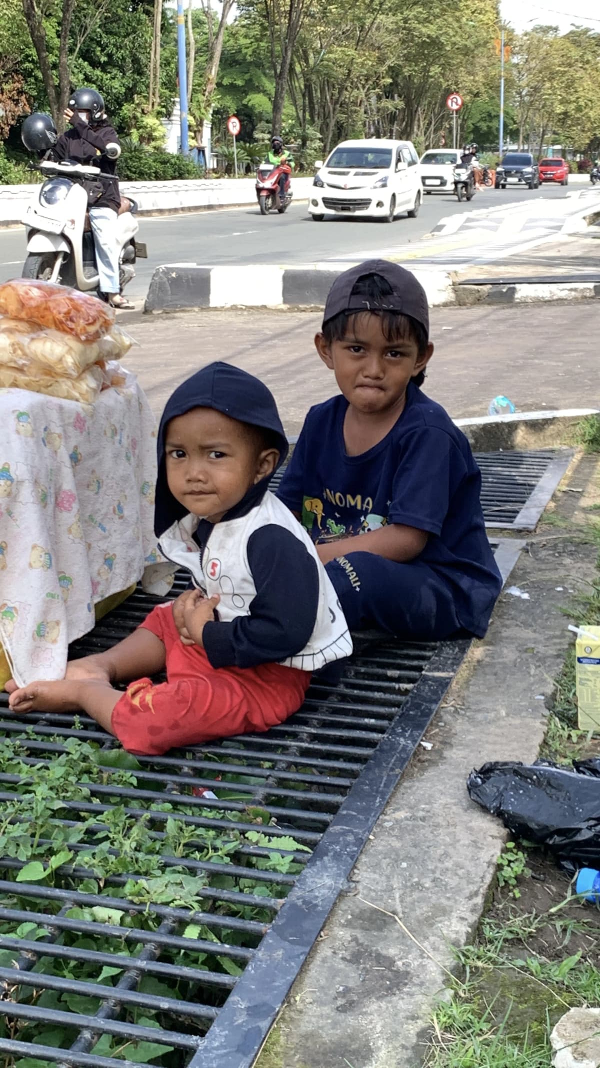 Foto campaign Di Usia 6 Tahun Riswan Sudah Menjajakan Keripik