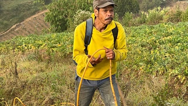 Upah Tak Seberapa Pak Ade Berjuang Untuk Keluarga