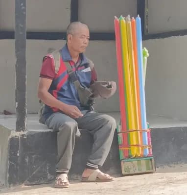Tangannya Gemetar Memikul Beban Hidup Sendirian